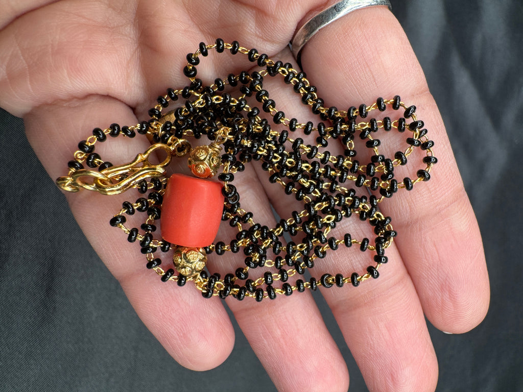 Coral bead with a black beads chain