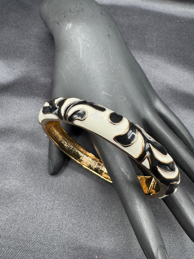 Black & Wite enamel paint side-opening kada bangle/ bracelet