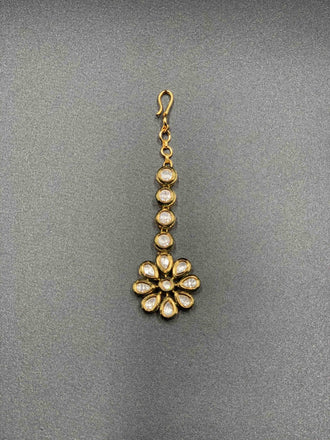 Beautiful flower design kundan stones Tikka - Globus Fashions