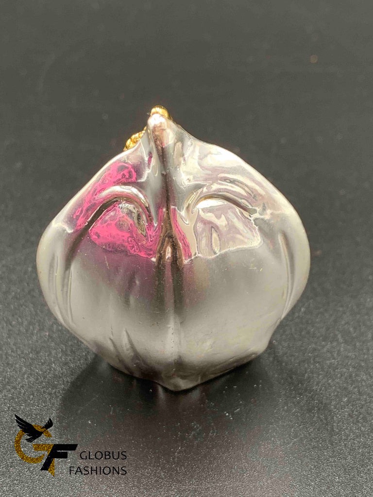 Beautiful leaf design back with silver Lakshmi Devi idol