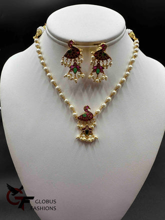 Pearls with kemp stones pendant small chain