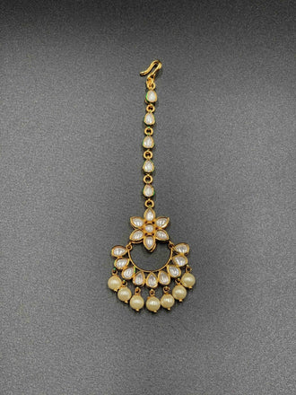 Traditional look kundan stones with pearls Tikka - Globus Fashions